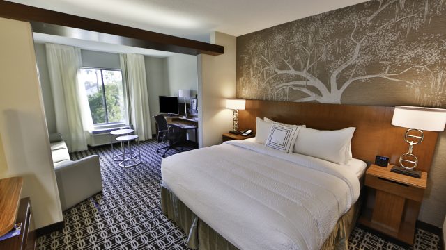 Fairfield Inn & Suites Savannah Midtown Guest Room